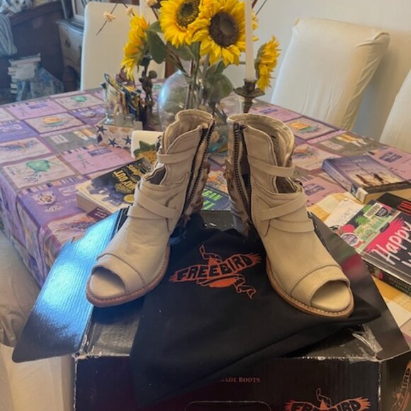 Freebird by Steven Shoes - FREEBIRD BY STEVEN CARTER BOOTIE Sz 9